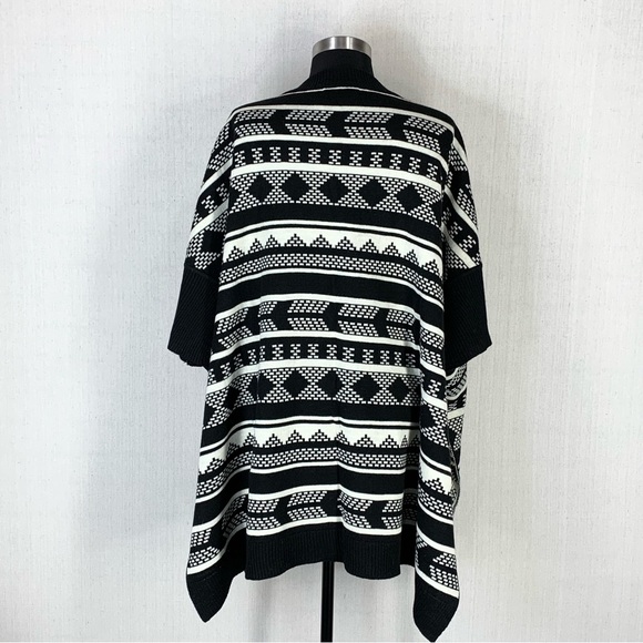 Jack by BB Dakota Cyndi Jacquard Oversized Modern Geometric Poncho - Size Med - Picture 9 of 15